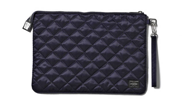 <strong>valveat 81｜ヴァルヴィート エイティーワン</strong>　「valveat 81」3周年コラボレーションアイテム　<strong>PORTER×valveat 81</strong>　3周年のために一からデザインを起こしたキルティングのクラッチバッグはミッドナイトネイビーとブラックのサテンの2カラー。ユニセックスクラッチバッグ1万6800円