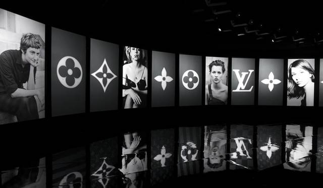 <strong>LOUIS VUITTON｜東京ステーションホテルで『Timeless Muses』展</strong>　ルイ・ヴィトンとの 絆を紹介する巨大スクリーン ©LOUIS VUITTON