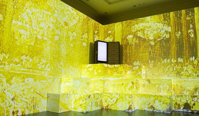 <strong>LOUIS VUITTON｜東京ステーションホテルで『Timeless Muses』展</strong>　ウジェニー皇后のプロクションマッピング　©LOUIS VUITTON