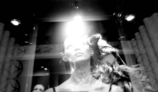 <strong>LOUIS VUITTON｜東京ステーションホテルで『Timeless Muses』展</strong>　ウジェニー皇后のプロクションマッピング　©LOUIS VUITTON