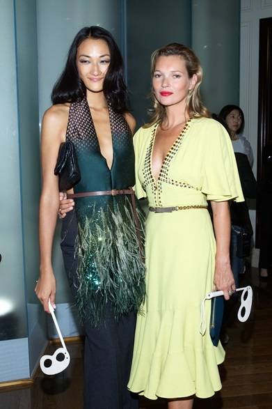 <strong>LOUIS VUITTON｜東京ステーションホテルで『Timeless Muses』展</strong>　左から冨永愛、ケイト・モス ©LOUIS VUITTON