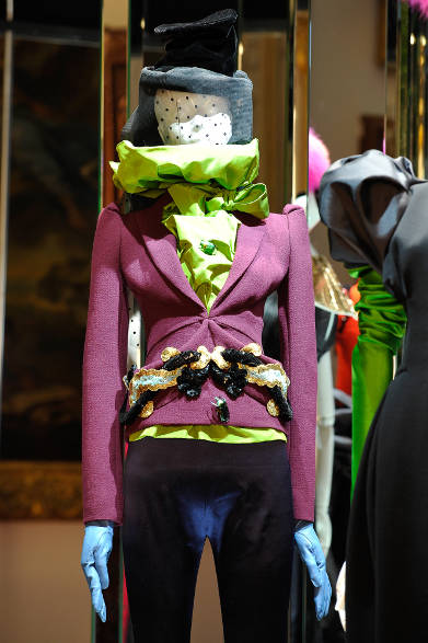 <strong>Schiaparelli｜スキャパレリ</strong> 2013年秋冬オートクチュールコレクション　「SHAKE-HAND」　©Schiaparelli