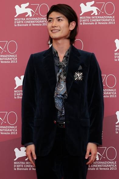 <strong>2013年 第70回ベネチア国際映画祭</strong>　三浦春馬（『キャプテンハーロック』のプレミア上映にて）<br />