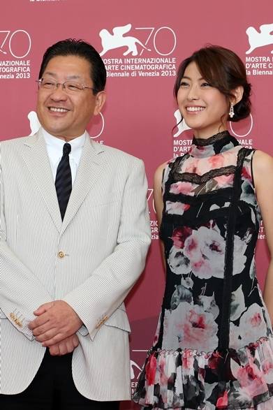 <strong>2013年 第70回ベネチア国際映画祭</strong>　（左から）星野康二、瀧本美織（『風立ちぬ』のフォトコールにて）<br />