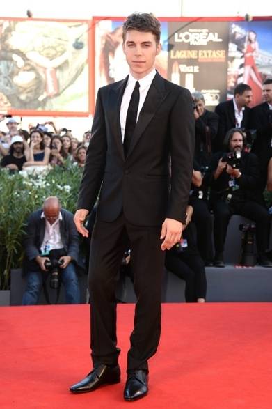 <strong>2013年 第70回ベネチア国際映画祭</strong>　Nolan Gerard Funk｜ノーラン・ジェラルド・ファンク（ベネチア国際映画祭にて）<br />タキシード：ヴェルサーチ