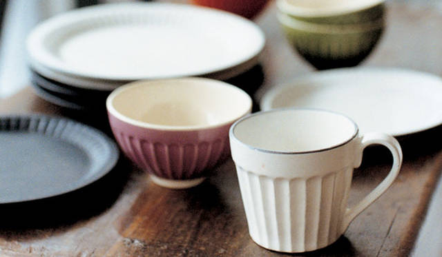 <strong>Afternoon Tea LIVING｜アフタヌーンティー・リビング</strong>　「Afternoon Tea PREMIUM COLLECTION」　日本の伝統技法を生かした、美濃焼「祥泉窯」との共同開発。マグカップ1260円、ボウル各1260円、プレート（19.5cm）各1890円、プレート（24.5cm）各2310円