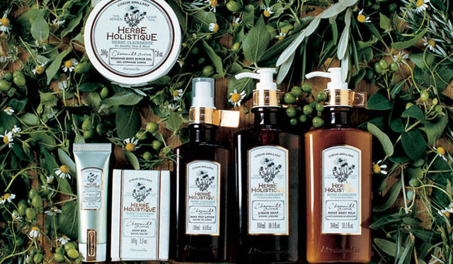 <strong>Afternoon Tea LIVING｜アフタヌーンティー・リビング</strong>　「Afternoon Tea PREMIUM COLLECTION」　ハーブに着目したオーガニックボタニカルボディケア「エルブ・ホリスティック」のカモミールの香り「エルブクリアサンテ」。マッサージボディスクラブ1890円、ハンド＆ネイルクリームS840円、ソープバー1050円、ボディミストローションL2100円、リキッドソープ1575円、モイストボディミルク2310円