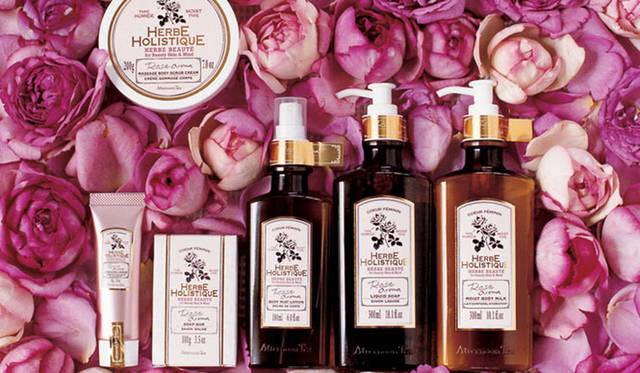 <strong>Afternoon Tea LIVING｜アフタヌーンティーリビング</strong>　「Afternoon Tea PREMIUM COLLECTION」　ローズの香りの「エルブボーテ」。マッサージボディスクラブ1890円、ハンド＆ネイルクリームS840円、ソープバー1050円、ボディミストローションL2100円、リキッドソープ1575円、モイストボディミルク2310円