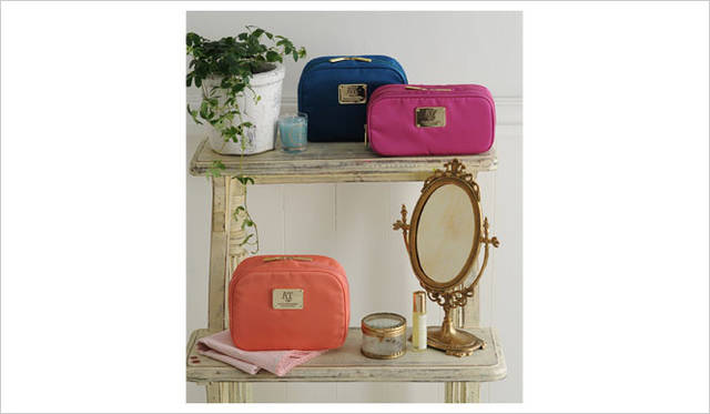 <strong>Afternoon Tea LIVING｜アフタヌーンティー・リビング</strong>　「Afternoon Tea PREMIUM COLLECTION」　「FUNCTIONAL POUCH」スクエアポーチ4410円、Wポーチ4095円