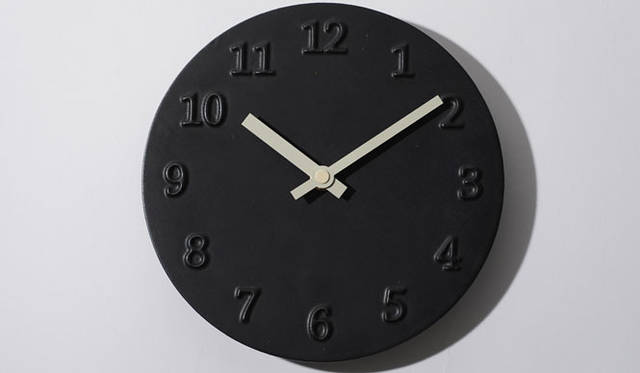 <strong>Afternoon Tea LIVING｜アフタヌーンティー・リビング</strong>　「Afternoon Tea PREMIUM COLLECTION」　職人の繊細な技が光る陶器の時計「祥泉窯クロック」5775円 ※木製スタンド付き