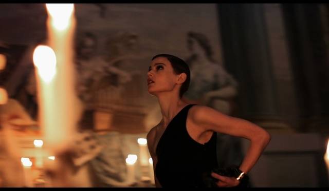 <strong>FENDI｜フェンディ</strong>　カール・ラガーフェルドによるホラータッチの新作ムービー『危険なお呼ばれ』