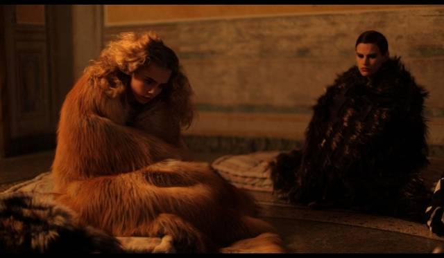 <strong>FENDI｜フェンディ</strong>　カール・ラガーフェルドによるホラータッチの新作ムービー『危険なお呼ばれ』