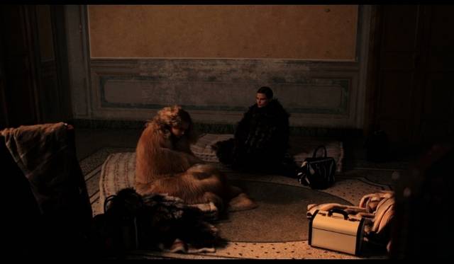 <strong>FENDI｜フェンディ</strong>　カール・ラガーフェルドによるホラータッチの新作ムービー『危険なお呼ばれ』