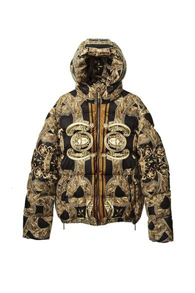 <strong>VERSACE｜ブランド設立35周年、アイコニックな限定アイテムが多数登場</strong><br /><br />アイコニックなチェーンとメデューサモチーフのダウンジャケット。<br /><br />Chain Medusa Down Jacket<br />GOLD<br />21万7350円