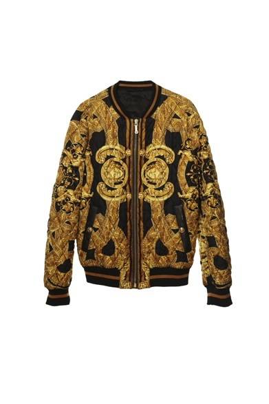 <strong>VERSACE｜ブランド設立35周年、アイコニックな限定アイテムが多数登場</strong><br /><br />アイコニックなメデューサとチェーンモチーフのシルク100%のパネルスカーフを5枚使用したジップのキルティングジャケット。<br /><br />Chain Medusa Silk Bomber Jacket<br />GOLD<br />26万8800円