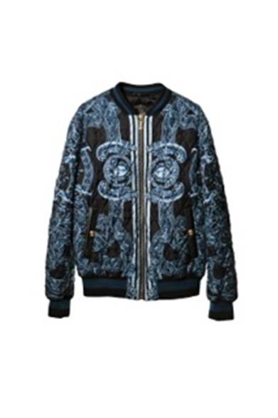 <strong>VERSACE｜ブランド設立35周年、アイコニックな限定アイテムが多数登場</strong><br /><br />アイコニックなメデューサとチェーンモチーフのシルク100%のパネルスカーフを5枚使用したジップのキルティングジャケット。<br /><br />Chain Medusa Silk Bomber Jacket<br />BLUE<br />26万8800円