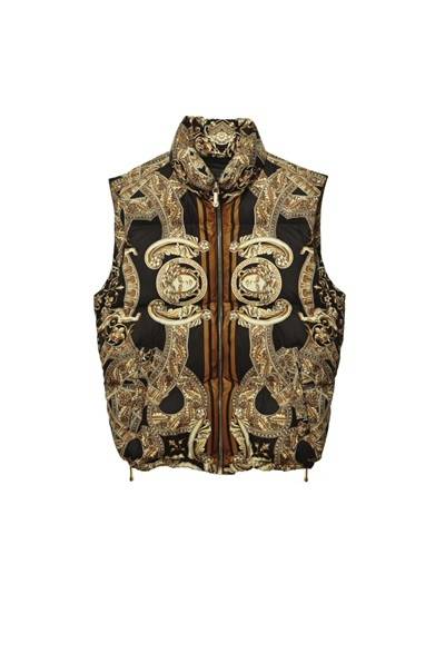 <strong>VERSACE｜ブランド設立35周年、アイコニックな限定アイテムが多数登場</strong><br /><br />グースダウンを使用したメデューサとチェーンモチーフのダウンベスト。阪急限定<br /><br />Chain Medusa Down Vest<br />18万4800円