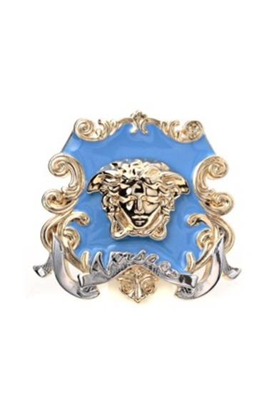 <strong>VERSACE｜ブランド設立35周年、アイコニックな限定アイテムが多数登場</strong><br /><br />Medusa metal pin<br />GOLD X SKYBLUE<br />3万450円