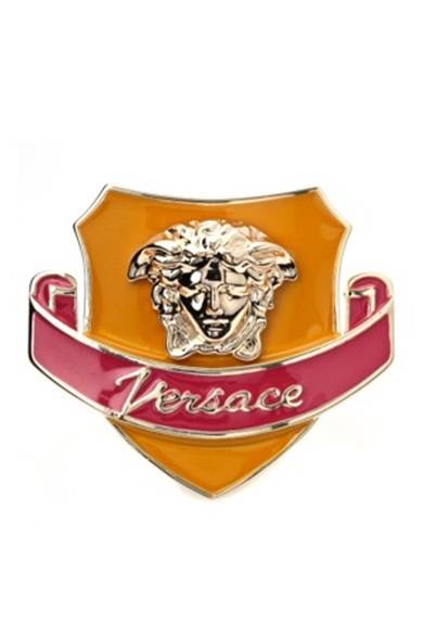 <strong>VERSACE｜ブランド設立35周年、アイコニックな限定アイテムが多数登場</strong><br /><br />Medusa metal pin<br />GOLD X YELLOW<br />3万450円
