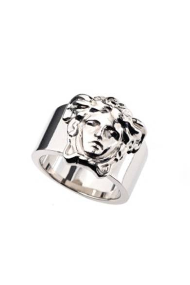 <strong>VERSACE｜ブランド設立35周年、アイコニックな限定アイテムが多数登場</strong><br /><br />Medusa metal ring<br />SILVER<br />4万4100円