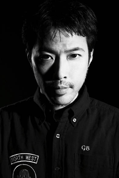 EMMA｜DJを担当。1985年に活動開始。繊細かつアグレッシブなプレイで多くのクラウドを魅了してきた日本のハウス・ミュージックシーンを代表するアーティスト。“KING OF HOUSE”と称されながら、つねにあたらしい音楽を選び出すセンス技術をあわせもち、時代やジャンルを越えて支持されている