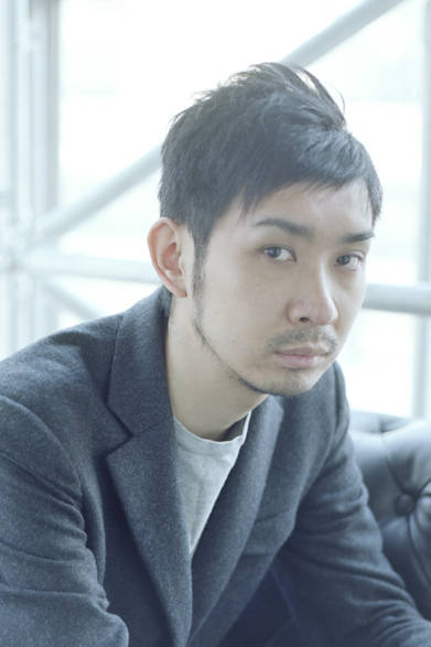 EMMA｜DJを担当。1985年に活動開始。繊細かつアグレッシブなプレイで多くのクラウドを魅了してきた日本のハウス・ミュージックシーンを代表するアーティスト。“KING OF HOUSE”と称されながら、つねにあたらしい音楽を選び出すセンス技術をあわせもち、時代やジャンルを越えて支持されている