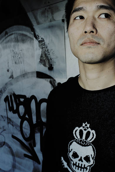 AIBA｜ライティングを担当。1991年、ニューヨーク旅行中に1980年代伝説のベニュー「THE SAINT」オーガナイズによるパーティーを体験。その照明の技術、センス、美しさを知り、ライティングエンジニアを目指す。その後、1996年より麻布MISSIONでライティングエンジニアとして経験と実績を重ね、2000年4月、渋谷「WOMB」のオープニングより専属照明オペレーター担当として起用される。WOMB、ageHaなどでのレギュラーパーティのほか、ファッションイベントでの照明＆レーザーシステム構築や構成デザイン、データプログラミングからオペレーションまでを手がけ、国内外のイベント現場で活躍する