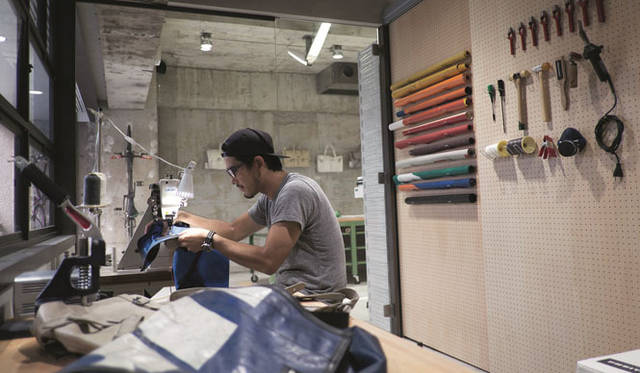 <strong>FREITAG｜フライターグ</strong>　「FREITAG STORE SHIBUYA」　リペアスペースも併設