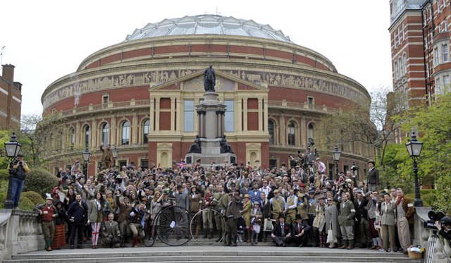<strong>Mercedes-Benz Fashion Week TOKYO 2014 S/S 「Tweed Run Tokyo 2013」</strong>　© The Tweed Run