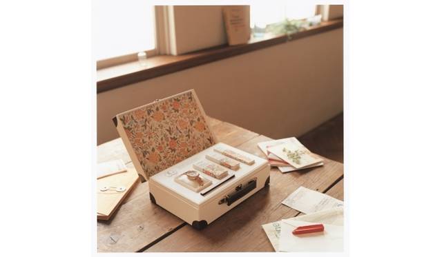 <strong>CITIZEN｜シチズン クロスシーとジュリークがスペシャルコラボレーション</strong>　スペシャル コラボレーション プレミアム パッケージ<br />15万7500円　（限定1000セット）