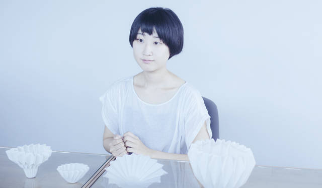 受賞作「Making Porcelain with an Origami」（磁器を折り紙で作る）を前に、作品について語る五十嵐瞳氏