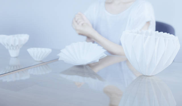 五十嵐瞳氏の受賞作「Making Porcelain with an ORIGAMI」（磁器を折り紙で作る）