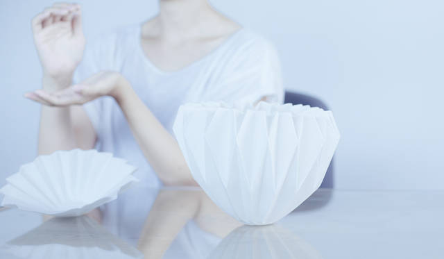 五十嵐瞳氏の受賞作「Making Porcelain with an ORIGAMI」（磁器を折り紙で作る）