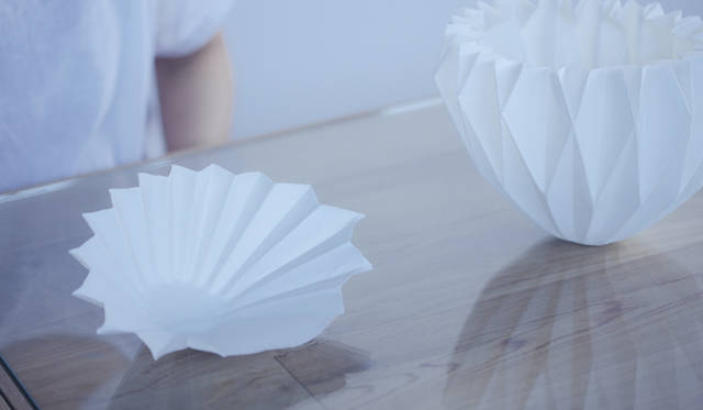 五十嵐瞳氏の受賞作「Making Porcelain with an ORIGAMI」（磁器を折り紙で作る）