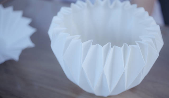 まるで本当の折り紙で作ったかのように見える五十嵐瞳氏の陶磁器