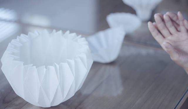 五十嵐瞳氏の受賞作「Making Porcelain with an ORIGAMI」（磁器を折り紙で作る）