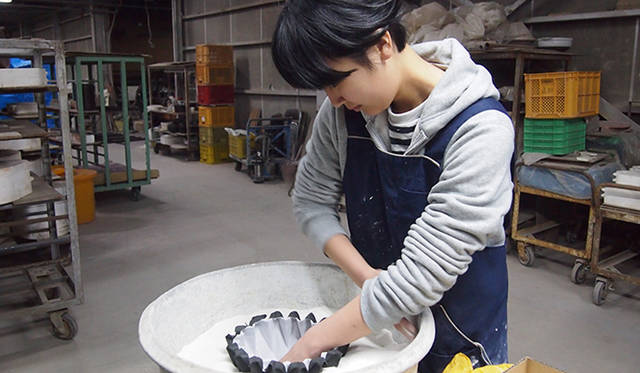 紙を使うことで、さまざまな形を作ることができ、従来の方法で作られたものにはない薄さを実現できる、という五十嵐氏のコンセプト。受賞作「Making Porcelain with an Origami」（磁器を折り紙で作る）を制作した工房にて