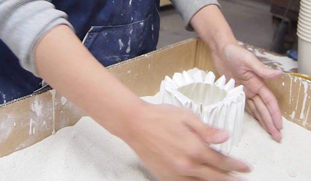 「薄くて繊細な形状の磁器を作れる紙の型に秘められた可能性。それが、世のなかのためになるプロダクトへとつながっていくところに、私はとても興味をもっています」と語る五十嵐氏