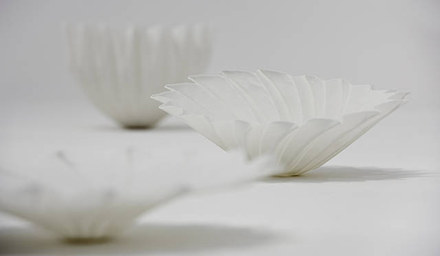 五十嵐瞳氏の受賞作「Making Porcelain with an ORIGAMI」（磁器を折り紙で作る）