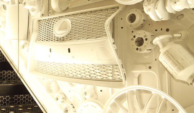 レクサスに採用される自動車のパーツをモチーフに壁面に散りばめた「INTERSECT BY LEXUS」の店内