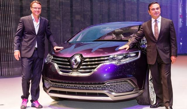 renault_initiale_paris_059 フランクフルトモーターショーにおけるプレスカンファレンス。左が、デザイナーのヴァン・デン・アッカー氏、右はルノー・日産アライアンスの会長兼CEOカルロス・ゴーン氏