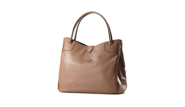 <strong>Daniel&Bob | ダニエル＆ボブ<br>CINDY SALINA</strong><br><br>ビジネス・カジュアルどちらのスタイルにもぴったりのトートバッグです。<br>A4サイズの書類も余裕を持って入れることができる大きめのサイズ感。<br>サイドにスナップボタンを配し、荷物量が増えた際には調整していただくことが可能です。<br>内側にはジップポケットのついた仕切りにより、メイン荷室が2つに仕切られておりバッグインバッグを使わなくても荷物を分けて収納できるのうになっており使い勝手を考えた仕様となっています。<br>持ち手は通常のトートよりやや長く設計され、肩掛けでお使いいただきやすいようになっています。<br>上部の両サイドに配されたレザーのトリミングとセンターのスナップボタンのついたレザーの留め具がアクセントになっています。<br><br>素材にはなめらかな質感と発色の良さを兼ね備えた今期の新作「サリーナ」を使用。<br>カーフレザー特有の柔らかさと軽量さに加え、美しい光沢感が魅力。<br>Daniel&Bobのなかでも、特に上品なラインとして位置づけられているラグジュアリーな素材です。