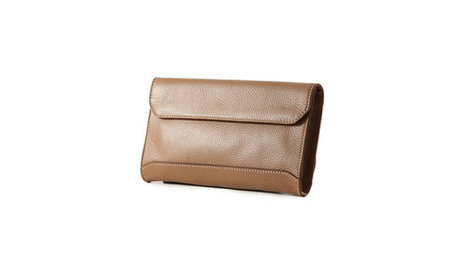 <strong>Daniel&Bob | ダニエル＆ボブ<br>CINDY SALINA</strong><br><br>ビジネス・カジュアルどちらのスタイルにもぴったりのトートバッグです。<br>A4サイズの書類も余裕を持って入れることができる大きめのサイズ感。<br>サイドにスナップボタンを配し、荷物量が増えた際には調整していただくことが可能です。<br>内側にはジップポケットのついた仕切りにより、メイン荷室が2つに仕切られておりバッグインバッグを使わなくても荷物を分けて収納できるのうになっており使い勝手を考えた仕様となっています。<br>持ち手は通常のトートよりやや長く設計され、肩掛けでお使いいただきやすいようになっています。<br>上部の両サイドに配されたレザーのトリミングとセンターのスナップボタンのついたレザーの留め具がアクセントになっています。<br><br>素材にはなめらかな質感と発色の良さを兼ね備えた今期の新作「サリーナ」を使用。<br>カーフレザー特有の柔らかさと軽量さに加え、美しい光沢感が魅力。<br>Daniel&Bobのなかでも、特に上品なラインとして位置づけられているラグジュアリーな素材です。