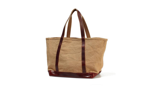 <strong>ARTS＆CRAFTS | アーツ アンド クラフツ<br>AGING CANVAS BASIC TOTE</strong><br><br>ラフに使えるトートバッグのオリジナル『LL BEAN社　BOAT AND TOTE』に敬意を表し、ホーウィン社のクロームエクセルレザーをボトム、ハンドル部分に贅沢に使ったクラッシックな雰囲気を漂わせたラフなトートバッグです。<br>ブランドの立ち上げから存在し今ではブランドのアイコン的バッグになっています。タウンユースに適した大振りなサイズと肩掛けも可能なハンドルの長さ、インナーには小物が整理し易いように大きめの吊り式のオーガナイザーポケットを付けています。<br>クロームエクセルの革底は革の張り感で適度な張りと撥水を兼ねた仕様になっています。
