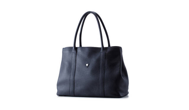 <strong>CHAMBORD SELLIER | シャンボール セリエ<br>CINNON LAGUN</strong><br><br>ソフトなシボ革「LAGUN」を使用したCHAMBORDの新型トートバッグ。スナップボタンを外すとマチが広がり、荷物が多い時にも便利です。ハンドルは肩からかけた際に美しく収まるよう、やや長めで、トートながらも、上品で洗練されたデザインが特徴です。