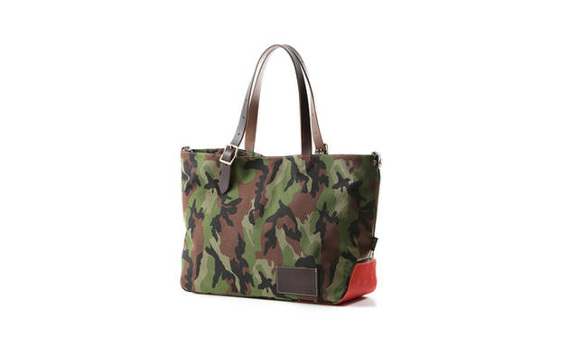 <strong>MAPHIA DESIGN | マフィア・デザイン<br>L SOLE feat VIBRAM CORDURA</strong><br><br>L SOLEfeat VIBRAMシリーズに、1000デニールのコーデュラナイロンカモフラージュプリントが加わりました。<br>キャンバスよりも軽く、強度もあり、マチから底にはビブラムが取り付けてあり、最高にタフなバッグに仕上げました。