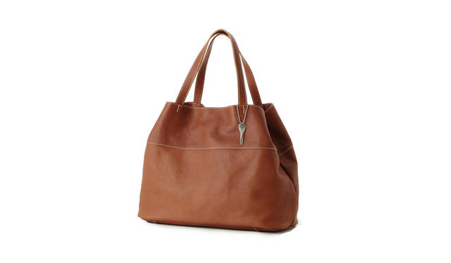 <strong>MAPHIA DESIGN | マフィア・デザイン<br>オルタナ</strong><br><br>イタリアンレザーを贅沢に全面に使用した、やや大振りのトートバッグ。<br>シンプルなルックスは、男性、女性を問わず、シーンレスで使っていただける万能バッグです。<br>内側のドットボタン留めをはずすと、通常のトート型としても使えます。