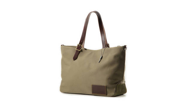 <strong>MAPHIA DESIGN | マフィア・デザイン<br>L SOLE feat．VIBRAM</strong><br><br>肉厚の４号帆布キャンバスにイタリアのビブラム社のソールをマチ部分から底部のコーナーに用いた斬新で機能的なデザインです。<br>靴の底材として有名なビブラム社から承認を受けたコラボシリーズです。