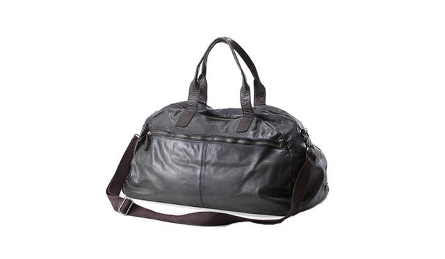 <strong>REHARD | リハード<br>Leather Large Boston Bag</strong><br><br>大ぶりなレザーボストンは、いま大注目のアイテムでスポーツやトラベルに幅広く使えます。<br>大ぶりなバッグであるのに、重さを感じさせないのも特長です。<br>また、ショルダーストラップが付属しているので、斜め掛けに使え両手がフリーに。<br>荷物が少ない普段使いの時は、レザーの風合いを活かしてコンパクトにくしゃっとさせた持ち方がおすすめです。<br>ディテールまでこだわっていて、底鋲がスタッズになっているのもポイント。<br>