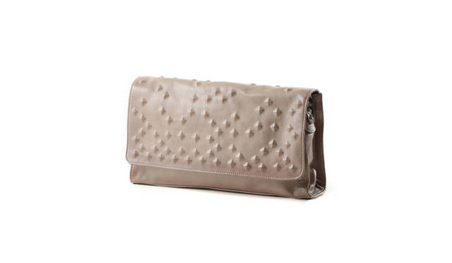 <strong>REHARD | リハード<br>Leather 2way Clutch Bag</strong><br><br>スタッズが覆われたデザインが目を引く、ヨーロッパでも特に人気の高いレギュラーライン。<br>バッファローレザーを使ったデザイン性の高いフェイスは、スタイリングのポイントに。<br>カラーは新色も加わって、合わせやすいブラック、ソフトな印象のライトグレー、アクセントになるライトレッド、カジュアルに合うライトタンの4色です。<br>前シーズンにも人気が高かったモデルをマイナーチェンジ。ショルダーストラップが付属になったので肩掛けができ、またストラップを外せばクラッチとしても使えてスタイリングのバリエーションが広がりました。<br>スタッズがカバーされたデザインはハード過ぎず、フェミニンなスタイルのアクセントとしてもかわいく使えます。